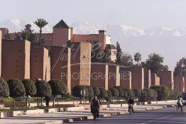 Image du Maroc Professionnelle de  Les remparts de Marrakech sont construits entièrement en pisé selon une technique séculaire par l'Almoravide Ali Ben Youssef au début de XIIème siècle pour se protéger des attaques extérieures. cette muraille s' étend sur dix-neuf kilomètres et atteint par endroit près de huit mètres de hauteur, le 25 Janvier 2002. (Photo / Abdeljalil Bounhar)